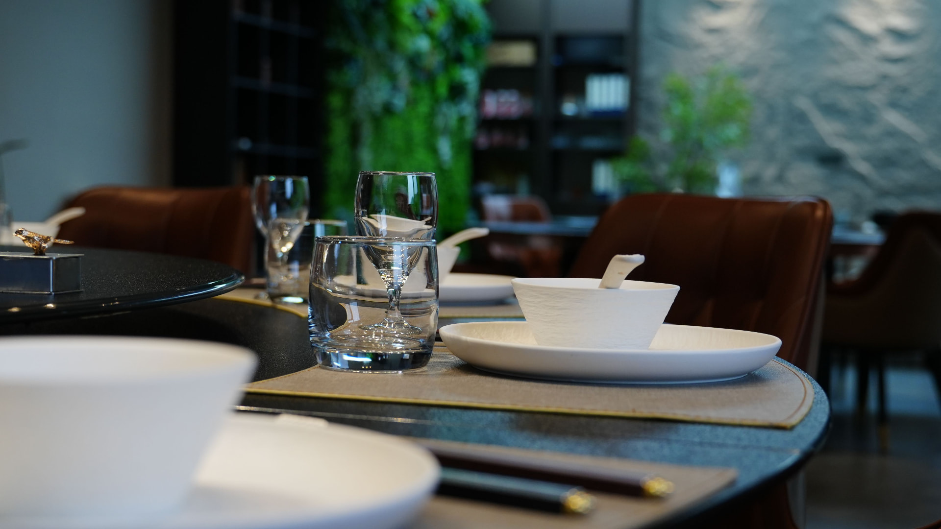 Table de restaurant élégante dressée pour un repas d'entreprise