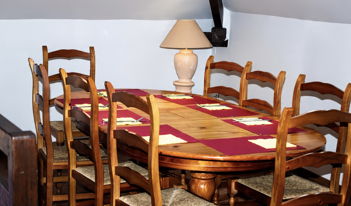 La table dressée et la salle du restaurant Tocino à Dourdan